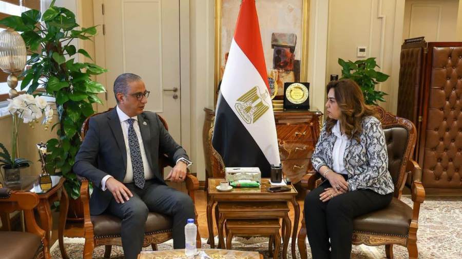 وزيرة التنمية المحلية والبيئة تتابع مع محافظ الجيزة ومسئولي الهيئة الهندسية للقوات المسلحة أعمال تطوير شارع جامعة الدول العربية