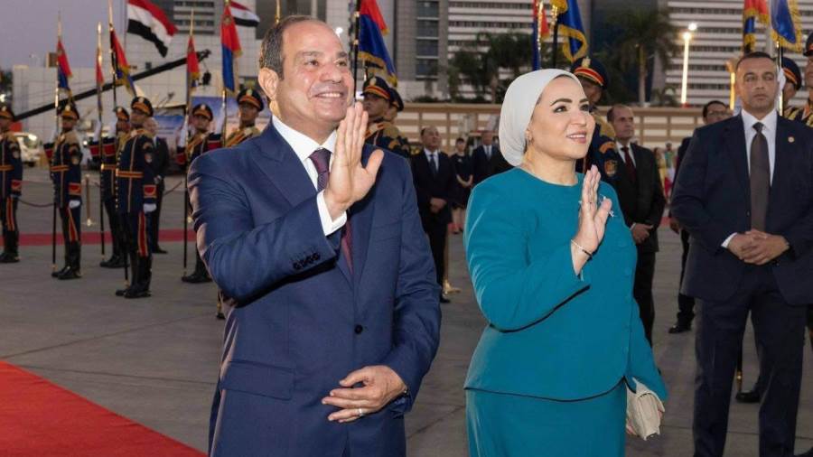 «أهلًا بكم في أرض النيل».. السيدة انتصار السيسي ترحب بالرئيس الصيني وزوجته