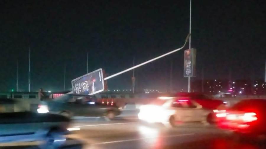 سقوط عمود إعلانات يشل الحركة أعلى الدائري.. وأوناش المرور تتدخل في نزلة المنيب