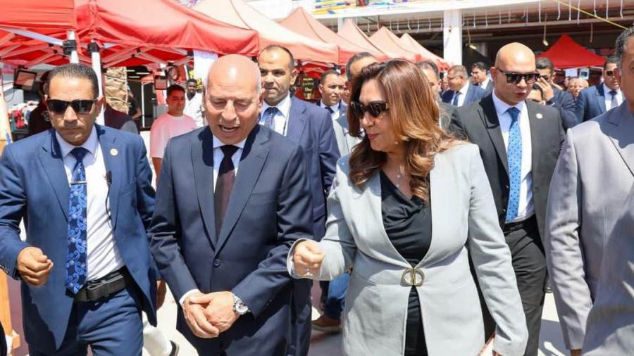 وزيرة التنمية المحلية والبيئة ومحافظ القاهرة يتفقدان "بازار القاهرة" بمجمع السوق الحضاري بالحي العاشر بمدينة نصر