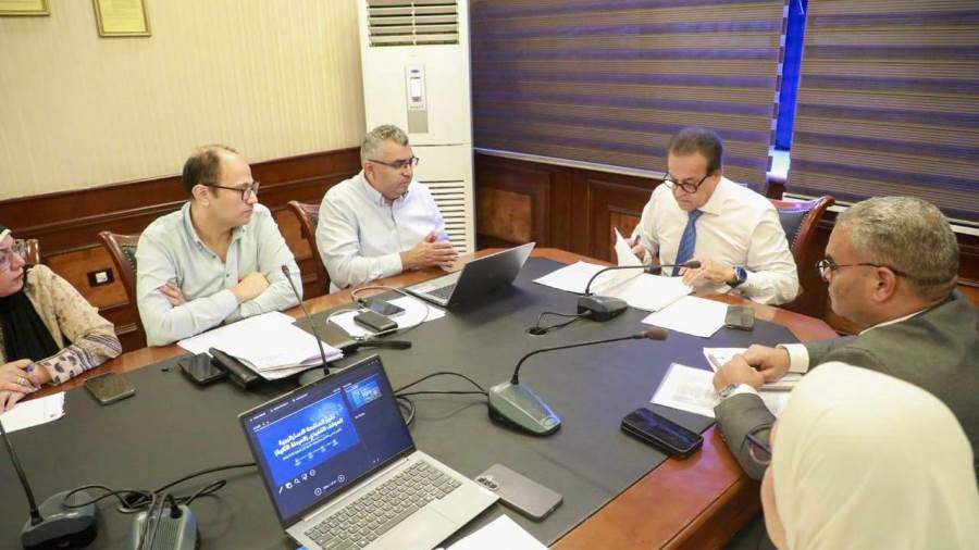 وزير الصحة يعقد اجتماعاً لمتابعة الموقف التنفيذي لخطط التطوير والإنشاء لمنظومة التأمين الصحي