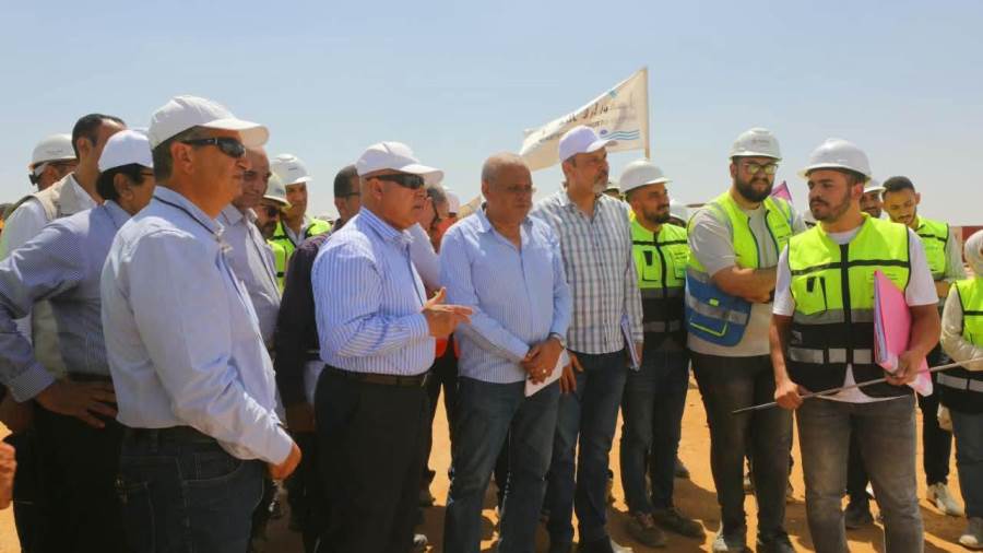 «ملحمة بأيدي المصريين».. وزير النقل يتابع اللمسات الأخيرة للقطار الكهربائي السريع