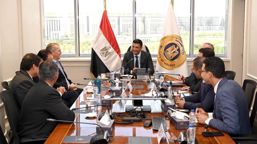 وزير الصناعة يبحث مع شركة "كيكيلا بي في بي" الأوروبية للبيئات الزراعية خطة الشركة لإقامة مصنع في مصر لإنتاج التربة البديلة بالتعاون مع شركة أجري فينتشر المصرية