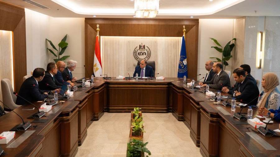 رئيس هيئة الدواء المصرية يبحث مع ممثلي شركة «آي كيو فيا» تعزيز التعاون في التحول الرقمي والذكاء الاصطناعي والبيانات الدوائية