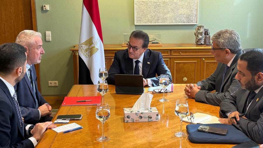 وزير الصحة يبحث مع «فريزينيوس ميديكال كير» الارتقاء بخدمات مرضى الاعتلال الكلوي على هامش قمة برلين