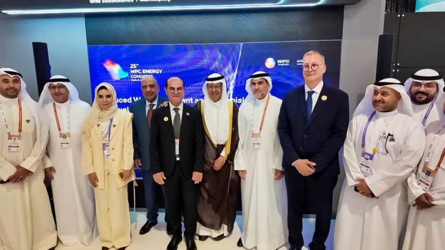 وزير الطاقة السعودي ووزيرا البترول والكهرباء يتفقدون جناح قطاع البترول المصري 