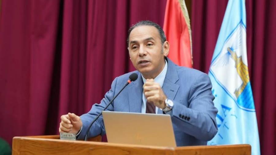 "رئيس الرقابة المالية" يحاضر أعضاء هيئة التدريس والطلاب بجامعة الإسكندرية حول حاضر ومستقبل القطاع المالي غير المصرفي