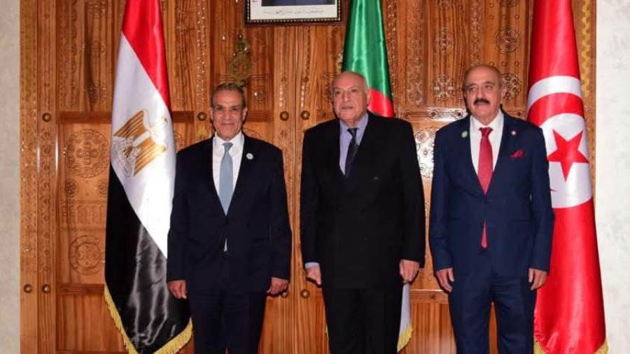 وزراء خارجية مصر والجزائر وتونس يعقدون اجتماعاً ثلاثياً بالجزائر ويصدرون بياناً مشتركاً
