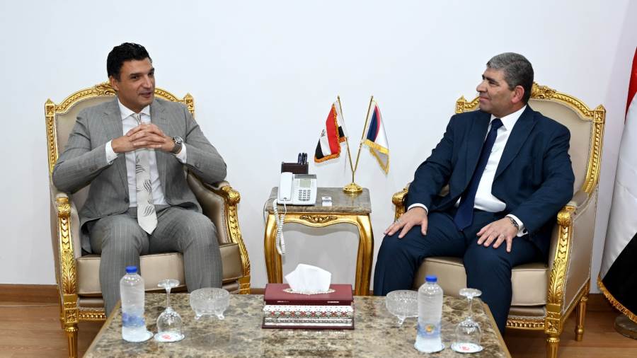 وزير الصناعة يتفقد مصانع «العربية العالمية للبصريات» ويؤكد أهمية توطين التكنولوجيا وتعميق التصنيع المحلي