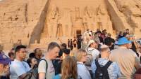 تعامد الشمس.. آلاف السائحين يصطفون لمشاهدة الظاهرة بمعبد أبوسمبل