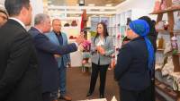 وزيرة التضامن تتفقد جناح معرض "ديارنا للحرف اليدوية والتراثية" بمطار شرم الشيخ الدولي