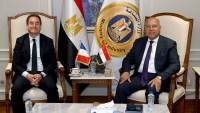 وزير الصناعة يبحث مع السفير الفرنسي آخر مستجدات مشروعات النقل المشتركة الجاري تنفيذها 