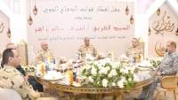 وزير الدفاع يلتقي مقاتلي قوات الدفاع الجوي ويشاركهم تناول وجبة الإفطار