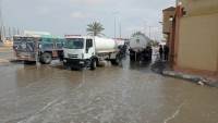 طوارئ مطروح تواصل جهودها لرفع تجمعات مياه الأمطار بالشوارع والطريق الدولي