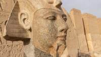 الانتهاء من ترميم رأس تمثال من الجرانيت للملك رمسيس الثاني داخل معبده في أبيدوس