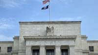 الفيدرالي الأميركي يُبقي أسعار الفائدة دون تغيير