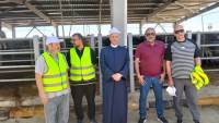 «بيت الزكاة والصدقات» يبدأ ذبح الأضاحي وتوزيع لحوم الصكوك