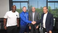 اتحاد الكرة يوقع عقد تعيين مدرب المواهب بفيفا لتطوير اللاعبين مواليد 2011