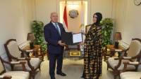 وزير النقل يكرم المواطنة ليلى الأنصاري المقيمة بأسوان تقديرًا لموقفها الوطني المشرف في التصدي لرشق أحد قطارات السكك الحديدية بالحجارة