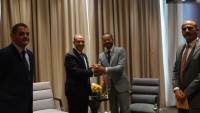 وزير الخارجية يلتقي نظيره العُماني ويبحثان سبل تعزيز العلاقات الثنائية ومستجدات الأوضاع الإقليمية