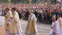 بابا الفاتيكان يدعو إلى السلام من ساحة كونكورد في باريس وسط حضور نحو 700 ألف شخص