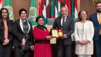 مجلس الشباب العربي يكرّم السفير مهند العكلوك بوسام "رواد العمل العربي المشترك"