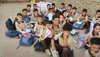 إحالة معلمة ومديرة مدرسة بالشرقية للتحقيق بعد جلوس تلاميذ على أرض الفناء