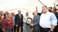 وزير السياحة يتوجه إلى محافظة الغربية لتكريم المواطن خالد الشحات خليل لأمانته وحرصه على الإبلاغ عن عثوره على كتلة حجرية أثرية في أرضه