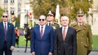 السيسي يلتقي الرئيس المجري في بودابست ويضع إكليلًا من الزهور على النصب التذكاري الرسمي