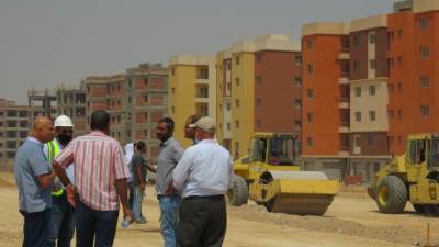 رئيس جهاز مدينة العبور يتفقد مشروع عمارات "السلام" لسكان المناطق غير الآمنة