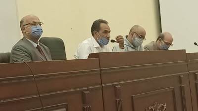 رئيس جهاز الفيوم الجديدة يناقش مع العاملين بالجهاز سبل تطوير منظومة العمل وتيسير إجراءات التصالح