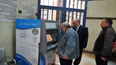 البنك المركزي يبادر بتحمل 50 مليون جنيه مصروفات بطاقات صرف المعاشات