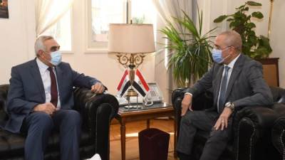 وزير الإسكان وسفير العراق يبحثان نقل الخبرات والتجارب المصرية فى البناء والتعمير للعراقيين