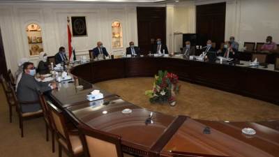 وزير الإسكان يتابع موقف توصيل المرافق وتسليم قطع الأراضى بمشروع "بيت الوطن"