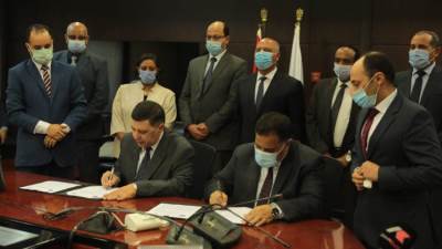 "القابضة للنقل" و"القومية لسكك حديد مصر" توقعان بروتوكول إنشاء شركة لنقل البضائع متعدد الوسائط