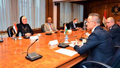 نيفين جامع: تبادلنا والوزير المجري فرص تعزيز الشراكة الاقتصادية وإقامة منطقة صناعية لدينا