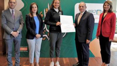 البنك الأهلي المصري يكرم "ميار شريف" بعد تفوقها في لعبة التنس ببطولة "رولان جاروس" الفرنسية 