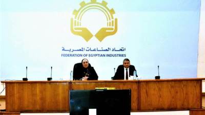 وزيرة التجارة والصناعة تستعرض مع المدير التنفيذى لـ"تحديث الصناعة" سبل الارتقاء بدور المركز