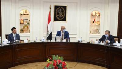 وزراء الإسكان والشباب والإنتاج الحربي يستعرضون إمكانية استخدام النجيل الصناعى فى أعمال الـ"لاند سكيب" بالمدن الجديدة