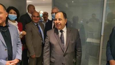 وزير المالية يتفقد مراكز منظومة النافذة الواحدة للتجارة الخارجية
