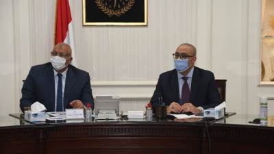 وزير الإسكان ومحافظ الوادى الجديد يتابعان موقف المشروعات المختلفة التى تنفذها وزارة الإسكان بالمحافظة