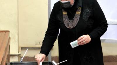 وزيرة التجارة والصناعة تدلى بصوتها بانتخابات مجلس النواب 