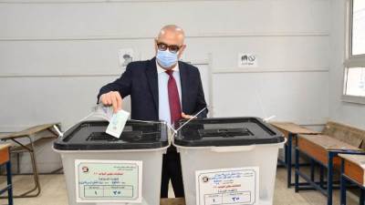 وزير الإسكان يُدلي بصوته فى انتخابات مجلس النواب بمدرسة المقطم الرسمية لغات