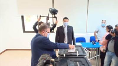 وزير قطاع الأعمال العام يدلي بصوته في انتخابات مجلس النواب 