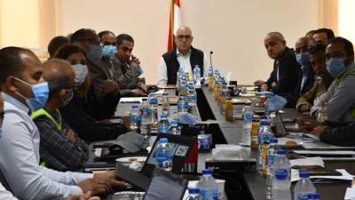 وزير الإسكان يتابع موقف تنفيذ مشروعات المرحلة الأولى بالعاصمة الإدارية الجديدة