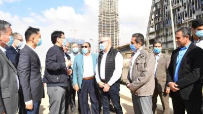وزير الإسكان يتجول بمشروعى الحدائق المركزية ومنطقة الأعمال المركزية بالعاصمة الإدارية الجديدة
