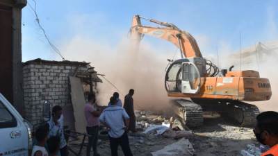 جهاز مدينة 15 مايو ينفذ حملة مكبرة لإزالة المبانى المقامة على مخرَّات السيول بمنطقة الزرايب