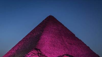 إضاءة الأهرامات في المهرجان الثالث للقفز بالمظلات