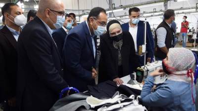 مدبولي .. يتفقد مصنع "إيدج" للملابس الجاهزة ببورسعيد ويستمع للعاملين
