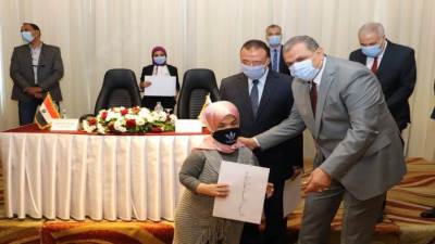 وزير القوى العاملة يسلم 88 عقد عمل لذوي القدرات الخاصة